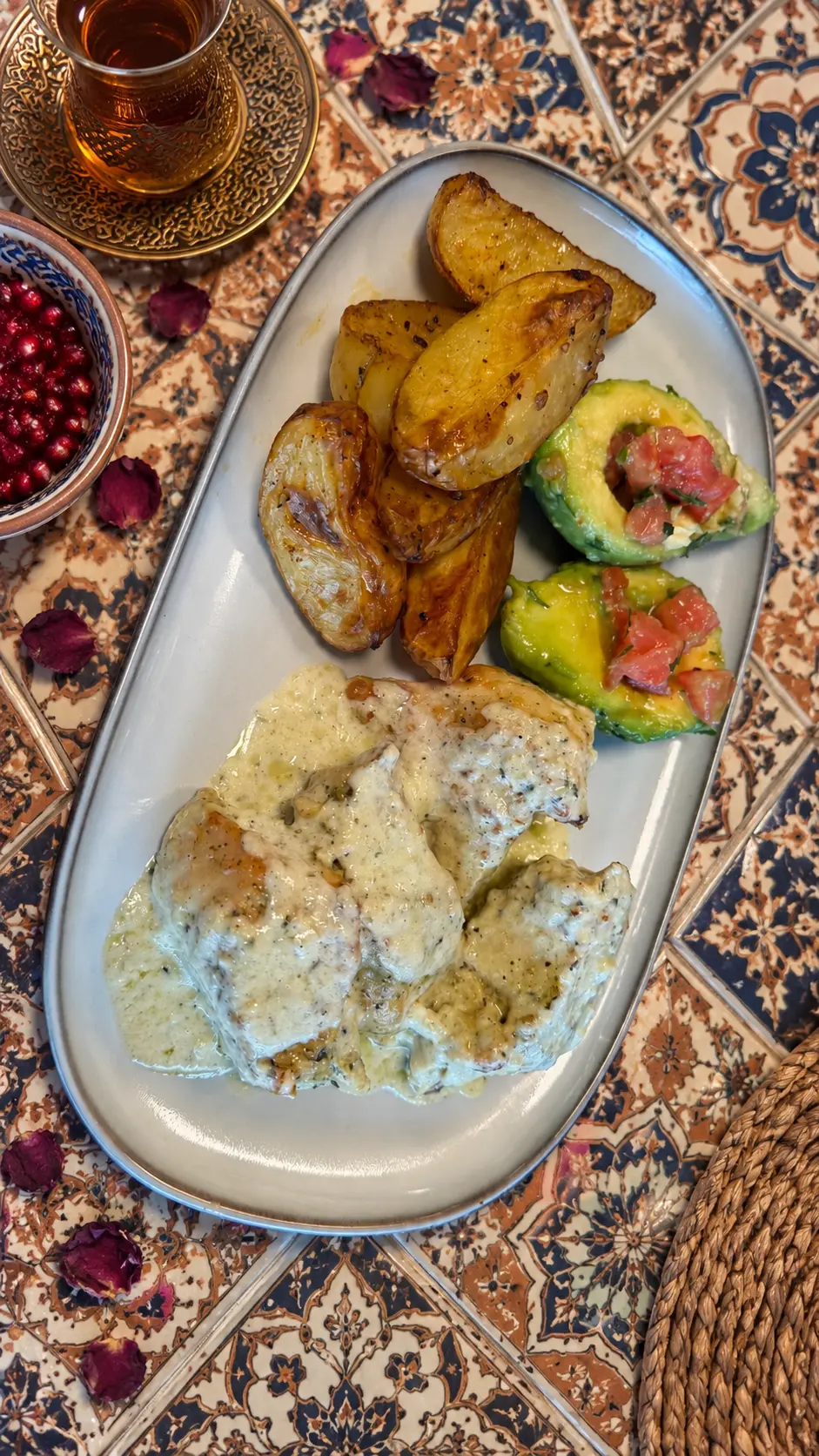 Kyckling i champinjonsås med rostad potatis och avokado