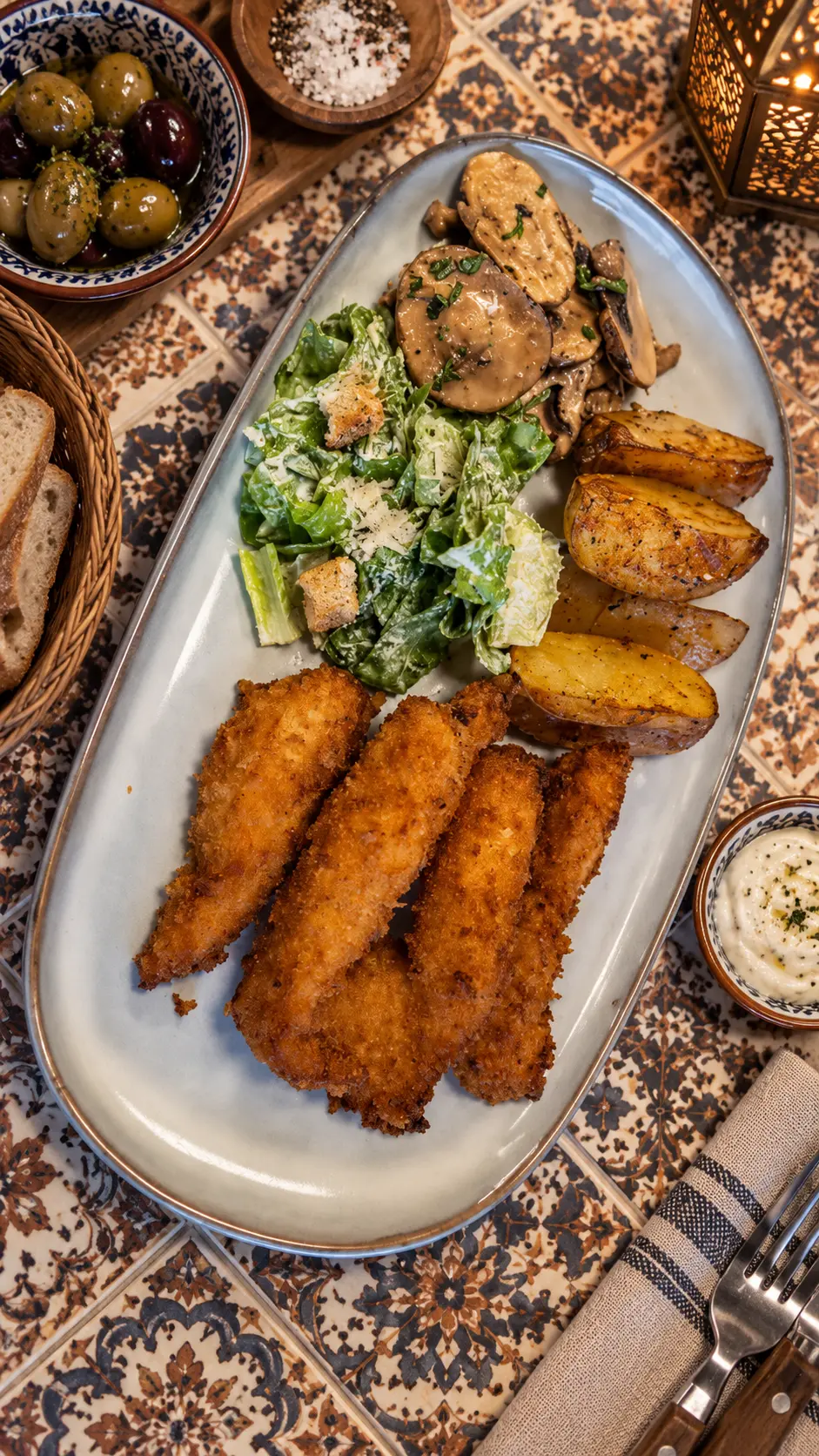 Panerad fisk med caesarsallad, svamp och rostad potatis